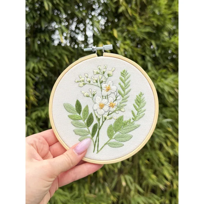 Kit broderie Achillea ptarmica avec tambour 15 cm