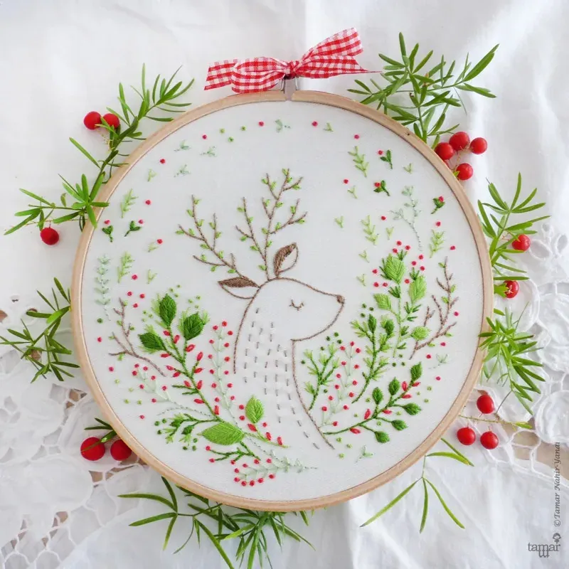 Kit broderie cerf de Noël Tamar Ny, 21 x 21 cm
