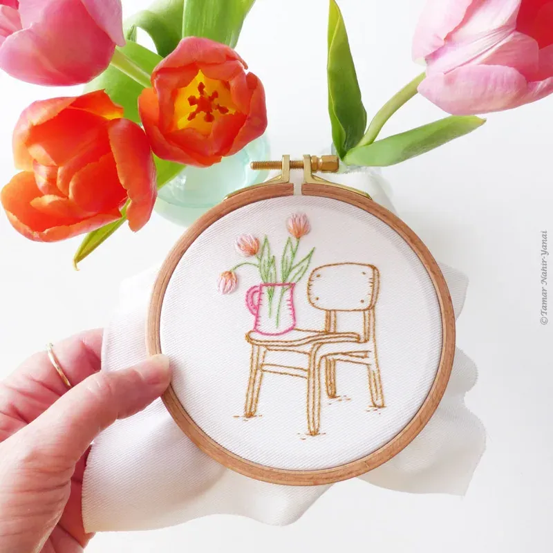 Kit broderie chaise et tulipes Tamar Ny, 16 x 16 cm