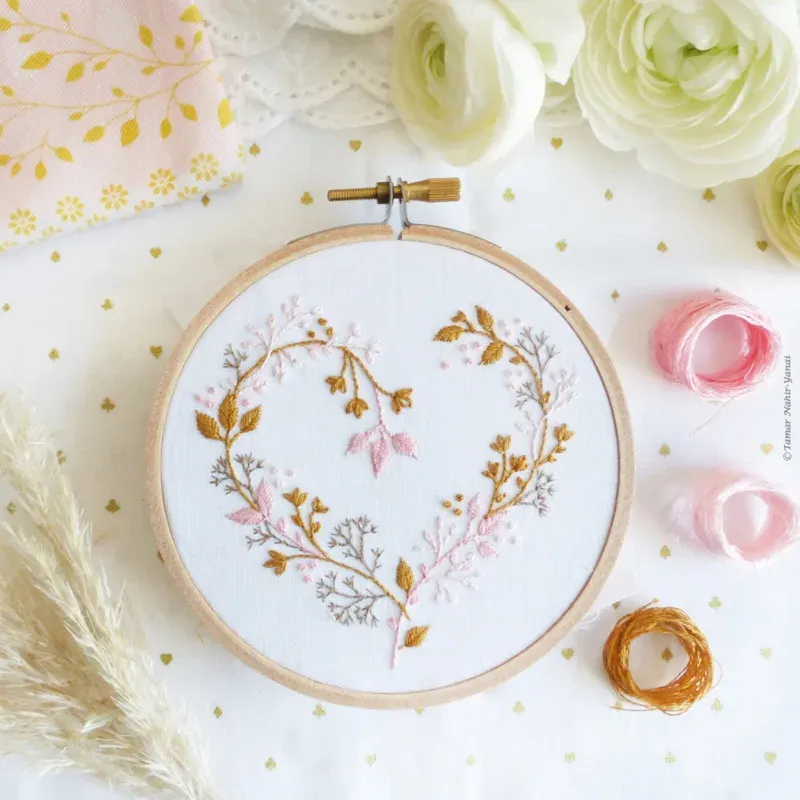 Kit broderie cœur de fleurs sauvages, 16 x 16 cm