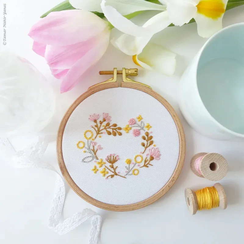 Kit broderie cœur jaune et rose fleuri, 16 x 16 cm