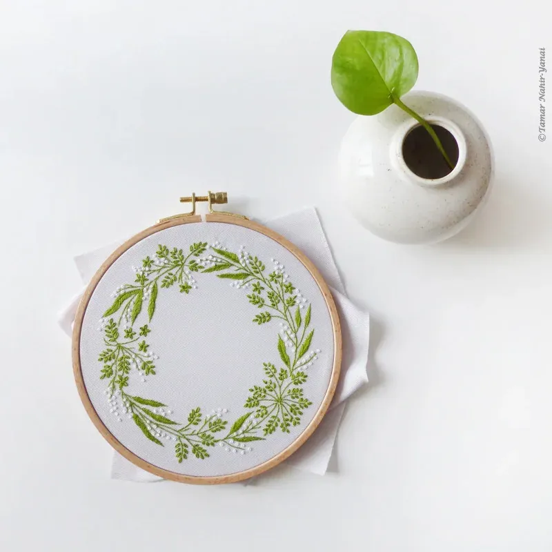 Kit broderie couronne verte et blanche, 21 x 21 cm
