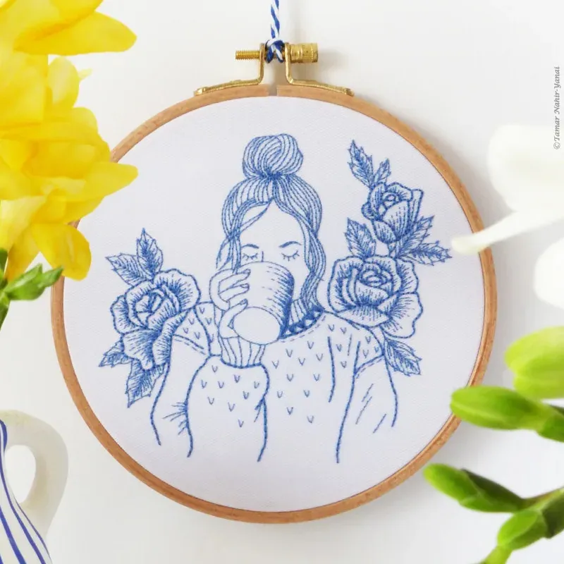 Kit broderie femme florale bleue, 21 x 21 cm