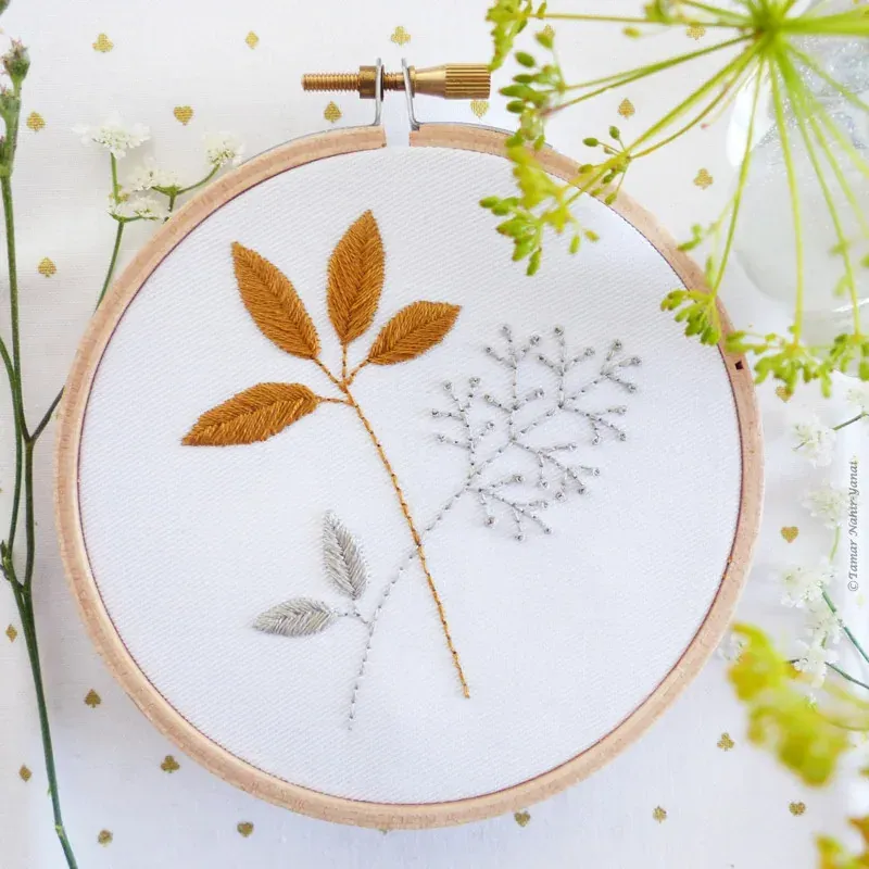 Kit broderie feuilles or et gris Tamar Ny, 16 x 16 cm