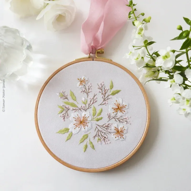 Kit broderie fleurs d’amandier Tamar Ny, 21 x 21 cm