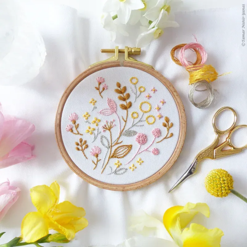 Kit broderie fleurs jaunes et roses, 16 x 16 cm