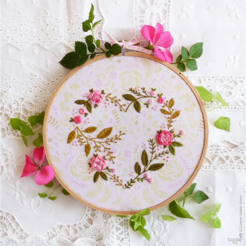 Kit broderie Flower Heart, cœur fleuri 21 x 21 cm