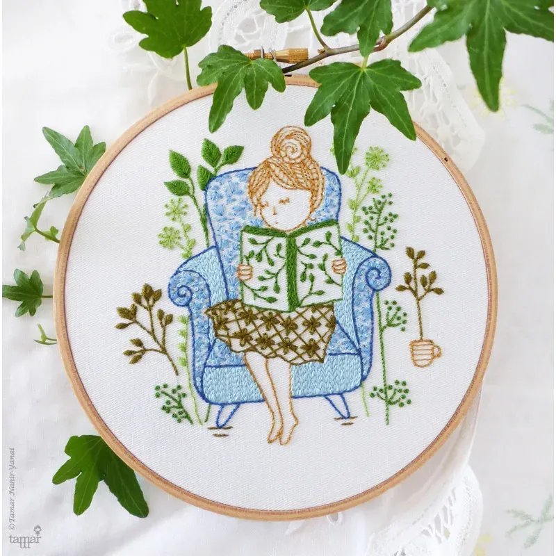 Kit broderie Reading Time, scène du quotidien 21 x 21 cm