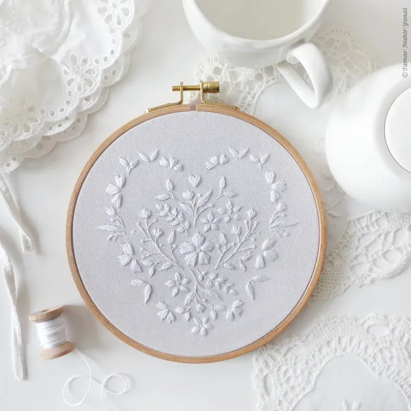 Kit broderie traditionnelle cœur blanc fleuri, 21 x 21 cm