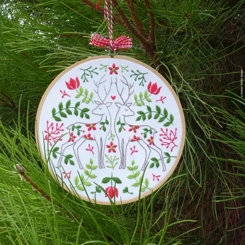 Kit broderie traditionnelle deux cerfs de Noël, 21 x 21 cm