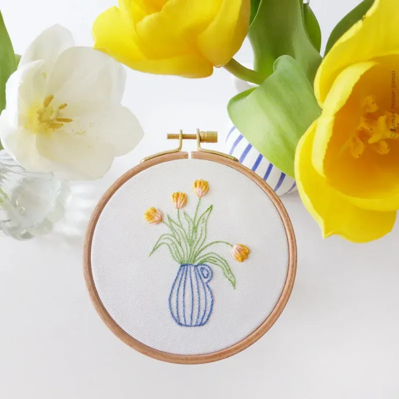 Kit de broderie traditionnelle tulipes jaunes, 16 x 16 cm