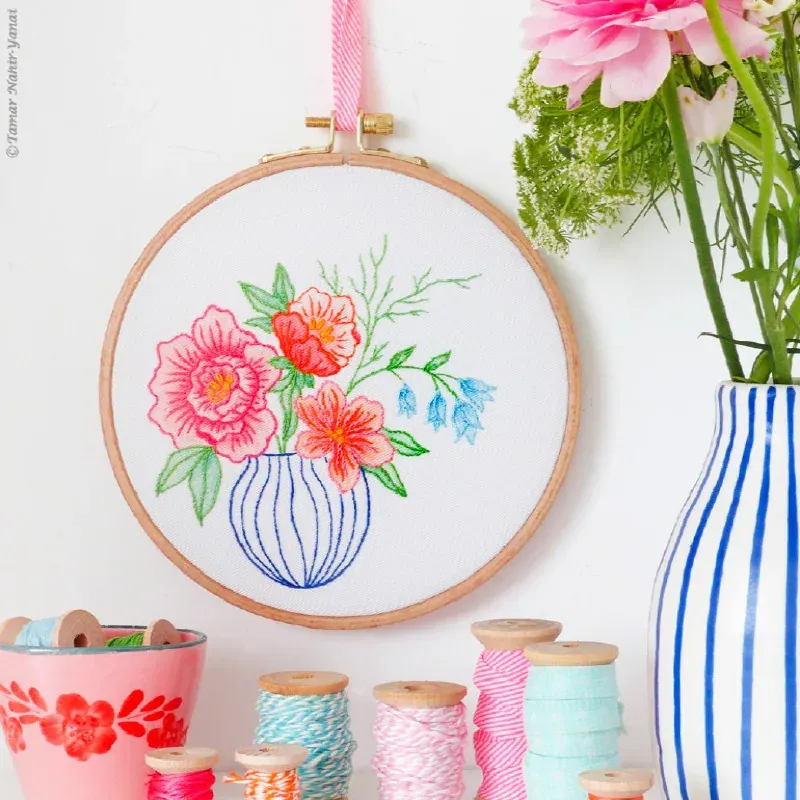 Kit broderie traditionnelle vase coloré, 21 x 21 cm