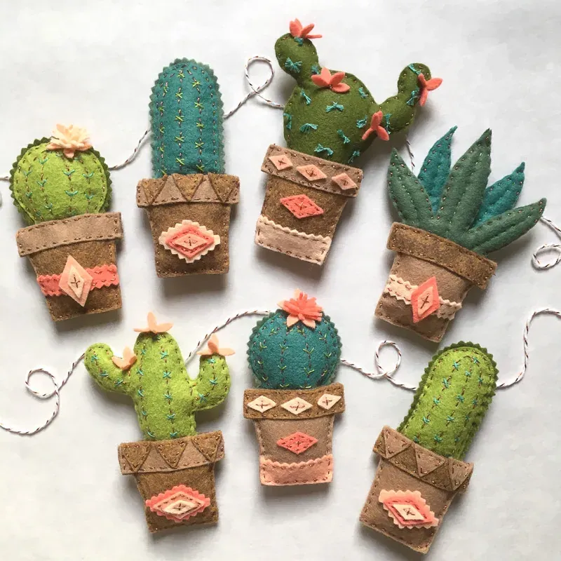 Kit feutrine guirlande de mini cactus à broder