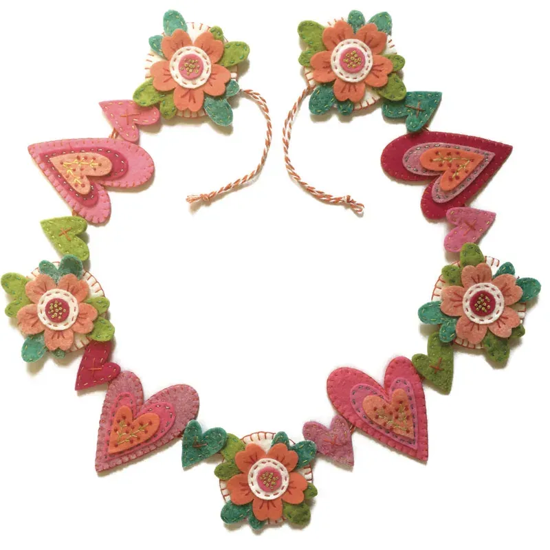 Kit feutrine guirlande fleurs et cœurs à broder