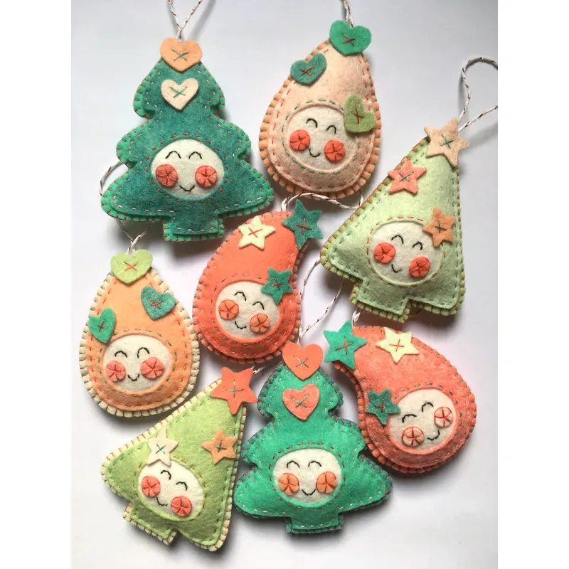 Kit feutrine Noël kawaii, 8 ornements à coudre