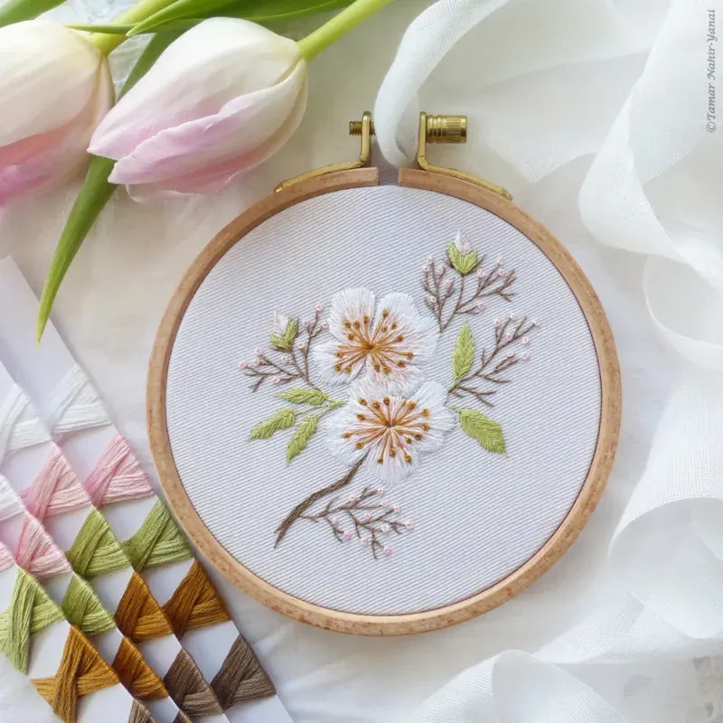 Mini kit broderie fleurs d’amandier, 16 x 16 cm